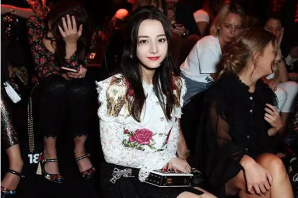 秀场看点│用力凹造型or赢得很轻松，女明星穿搭红黑榜