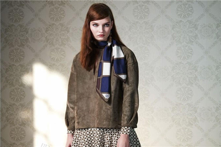 如何巧用你的丝巾系法，为你的秋冬装增添光彩