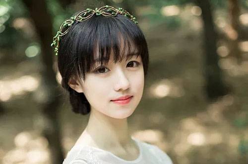 新款韩式盘发 中卷发也能盘出时尚慵懒感