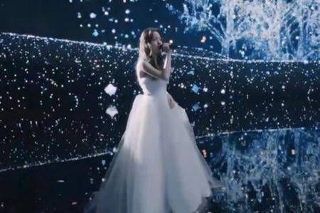 OPPO Reno5系列发布会 代言人欧阳娜娜星河入梦裙绝美时尚