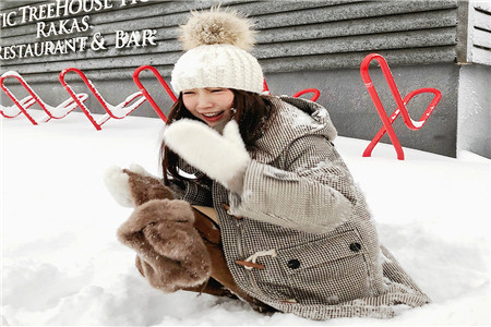 黑色大毛领厚羽绒服