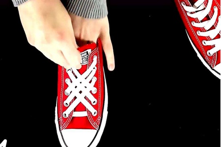 系鞋带步骤图解