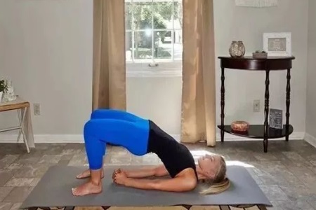 女生趁着春季做完这套瑜伽，夏天才能瘦的健康