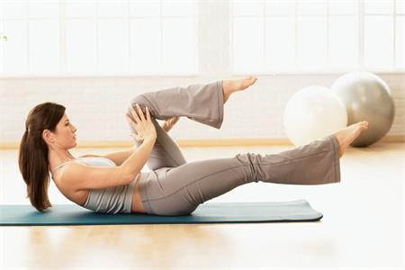 这四个瑜伽动作帮你瘦腰塑形，增强体力增加魅力