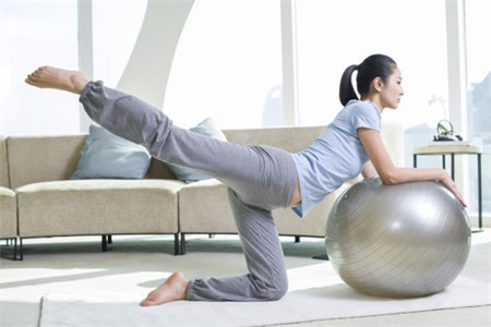 瑜伽球减肥动作分解，动作不标准也能练瘦