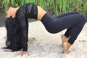 女性驼背影响姿态，天鹅肩颈线需要日常修炼