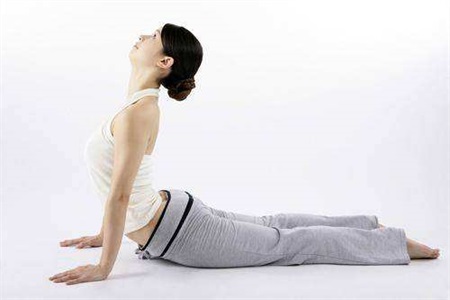 丰胸瑜伽的基本动作，简单快速帮你胸部练丰满