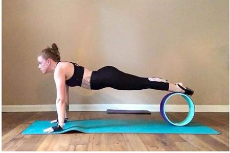 减肚子最有效的瑜伽动作图片，六个瑜伽初入门体式教学