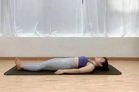 颈椎病的自我治疗方法，跟着瑜伽初入门教学视频来学习