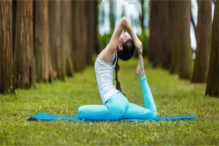 两组瑜伽动作改善肠胃不适，还能帮助你瘦腿