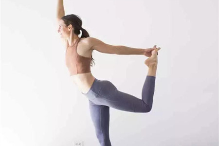 女性练习瑜伽体式，平稳施力才能保护膝盖