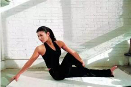 瑜伽体位塑形健体效果好