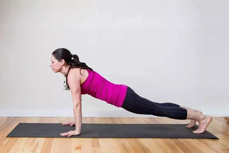 女性拥有挺拔身体，瑜伽体式帮你抵抗胸部衰老