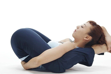 躺着白长肉不如动一动，三个瑜伽动作床上就可以做