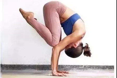 瑜伽乌鸦式的特殊变体，你学会了几个？：上篇4.jpg