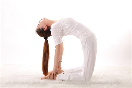 解锁多种性爱姿势，三组瑜伽动作打开情趣世界