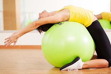 产后美胸一个瑜伽就搞定，这几个动作很简单