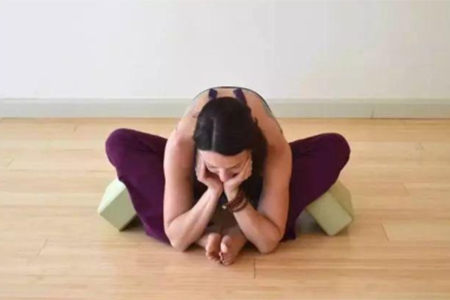 动不动就头晕，你可以试试颈部瑜伽