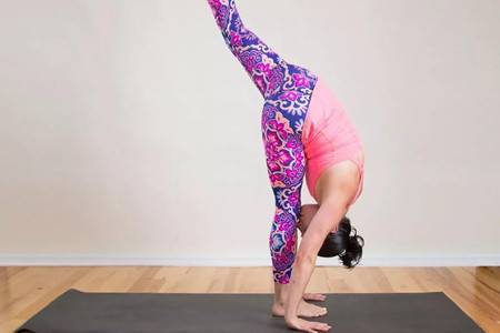 滋养女生面部的美容瑜伽，恢复肌肤弹性