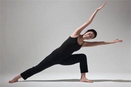 减肥瑜伽动作不难练，坚持练习早日瘦身
