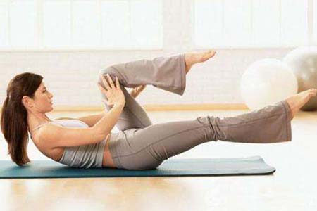 做了新妈妈也不要忘了美，产后做这三项瑜伽让你快速瘦