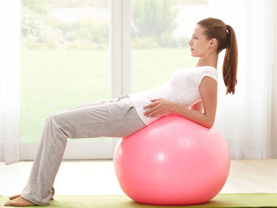 瑜伽球的六个练习体式，帮你练出好身材：下篇