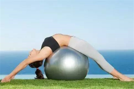 适合女性的瑜伽减肥动作，轻松减肥甩掉小肚腩