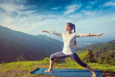 初入门八个最简单的瑜伽动作图片，教你拉伸腰背大腿肌肉