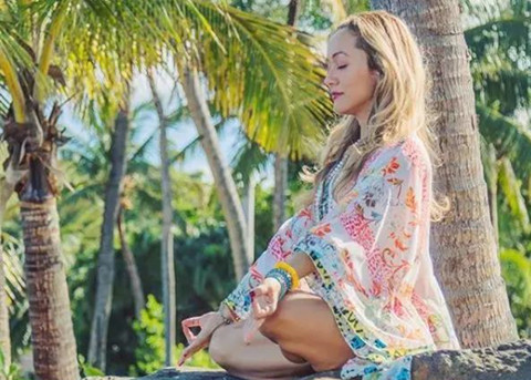 常练瑜伽这几个动作，预防女性胸部下垂