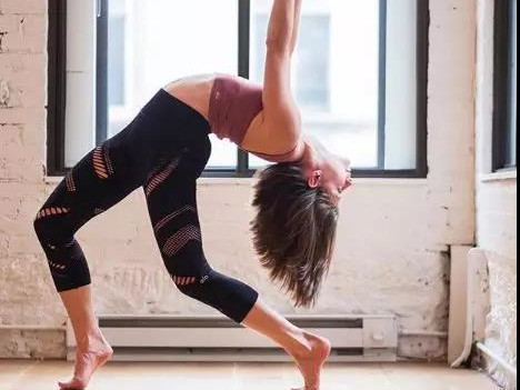 练习翘臀的最佳姿势，桥式你会做吗