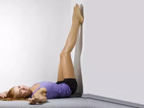 瑜伽上伸腿式，让你越练越健康