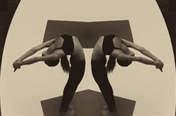 瘦手臂的瑜伽动作 上抬式瑜伽动作