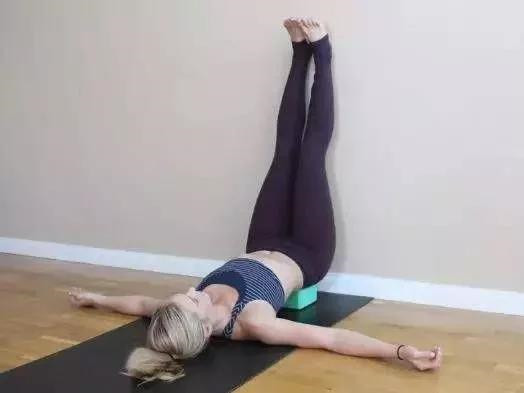 没事多倒立？瑜伽中“靠墙卧倒式”的四大好处