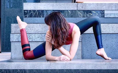 瑜伽初习者，看视频自己练习好吗？