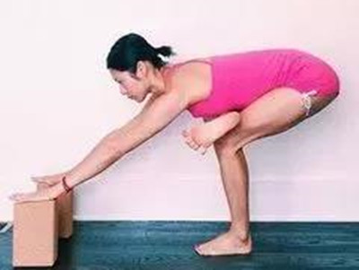 瑜伽练习精进秘诀，巧用瑜伽砖的六个体式：前篇5.jpg