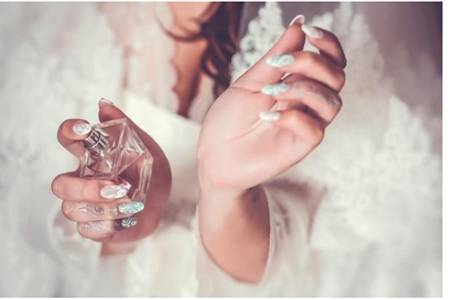 香水怎么喷不浓又好闻，教你女生正确的喷香水方法