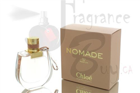 香水弥漫发梢，增添女生温柔气质