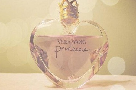 女性对于香水是完全不懂的状态，那要怎样选购香水呢?