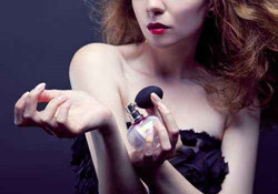 迷人香水散发魅力，教你正确涂法