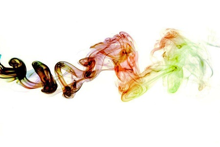 女性进行香气养生，鼻子是人体沟通的桥梁