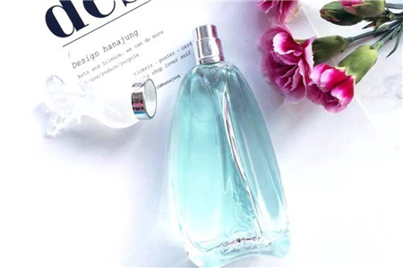女性香水芬芳馥郁，彰显不流于俗的典雅气质
