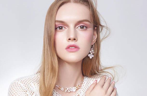 不能说的秘密 精致减龄妆让人猜不出年龄