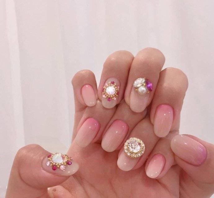 最新美甲款式 这样看起来很温柔