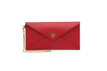 Prada官网包包价格，信封包成今年时尚新宠