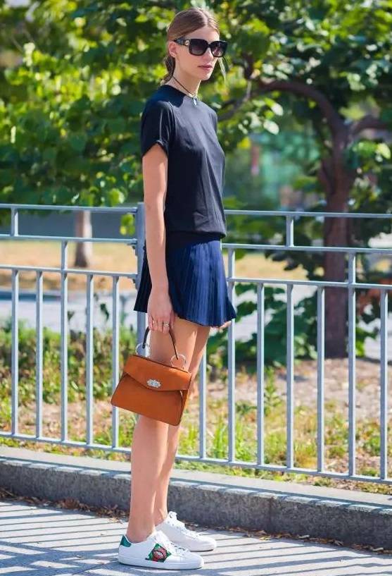 T恤太普通？搭配这些裙子温柔随性