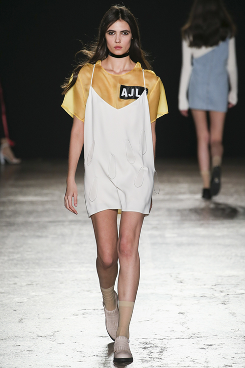 国庆这样出街超时尚 吊带裙白衬衫无缝匹配美到飞起!