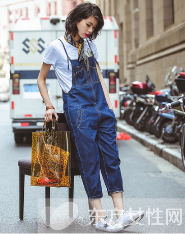 牛仔背带裤让时髦有着落 重返十八岁告诉你很Easy