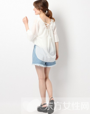 街拍白衬衫美女 穿不一样的白衬衫美足整个夏天