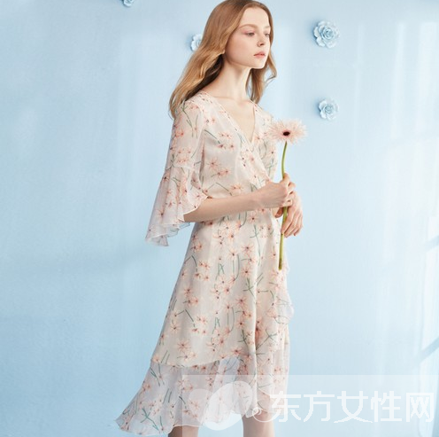 潮流服装搭配示范 盛夏喇叭袖成为霸屏神器