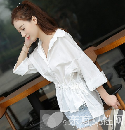 街拍白衬衫美女 穿不一样的白衬衫美足整个夏天